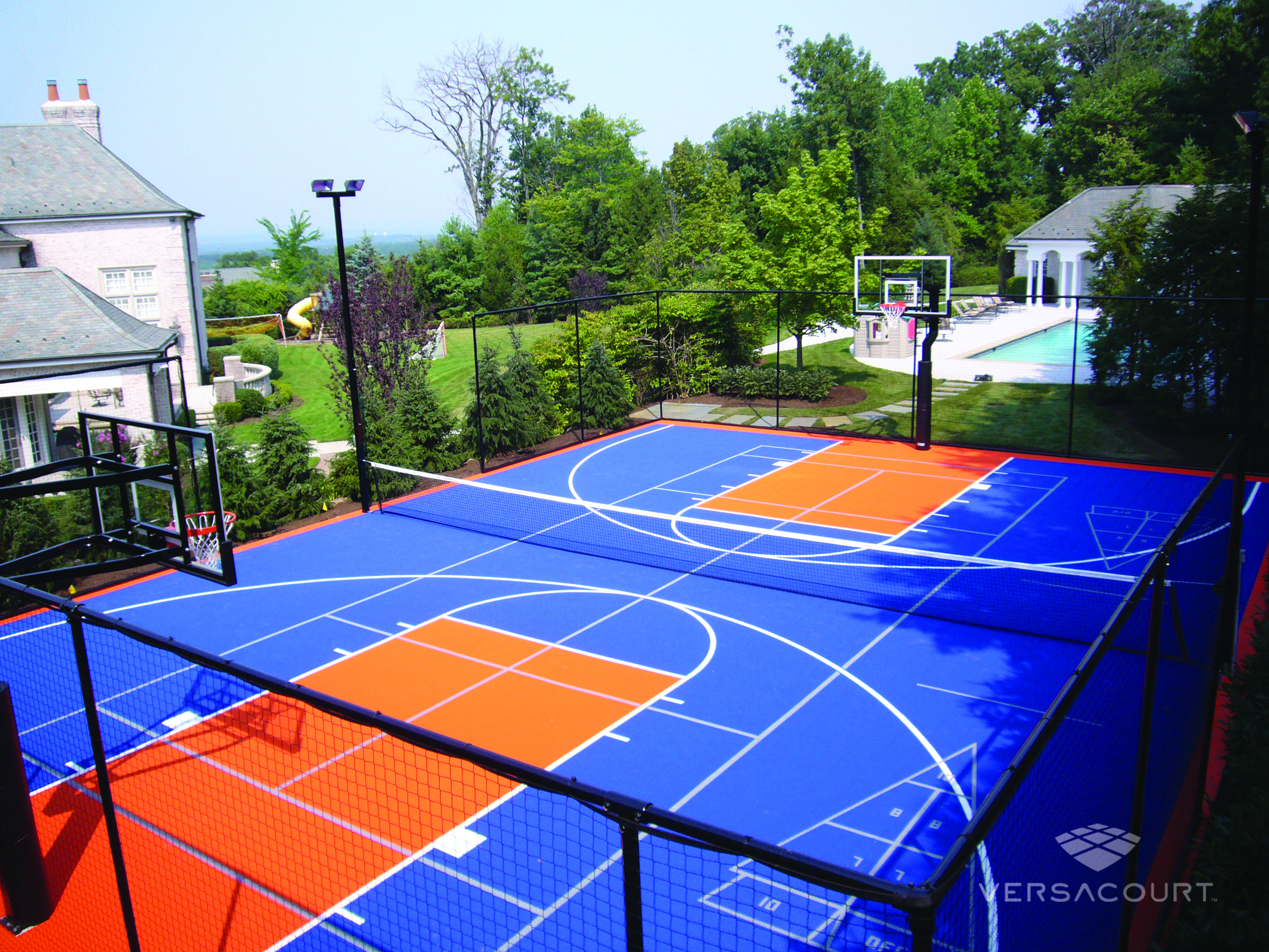 Picture of a modular basketball court / ista de cancha de baloncesto con losas modulares